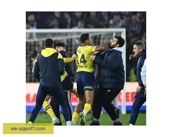 加拉塔萨雷对费内巴切土超超级杯因抗议开场一分钟被迫腰斩引热议